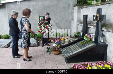 Atto commemorativo per le vittime di giugno 1945 massacro in cui 265 tedeschi, slovacchi e ungheresi furono uccisi, ha avuto luogo presso il cimitero di Prerov, Repubblica Ceca Domenica, 18 giugno 2017. Il massacro si è verificato su una collina nei pressi di Prerov nella notte a Giugno 19, 1945, uccidendo 120 donne, 72 uomini e 75 bambini neonati compresi. Essi sono stati tedeschi dei Carpazi dalla Slovacchia, slovacca ungheresi e slovacchi che stavano tornando a casa dalla guerra. Il loro treno è stato avvistato da soldati di un cecoslovacco battaglione di fanteria. " Essi spietatamente tirato fuori del treno e li trascinava su per la collina fino alla loro esecuzione,' Foto Stock