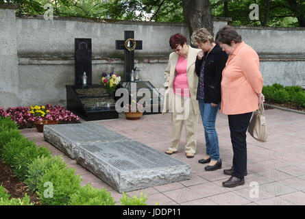 Atto commemorativo per le vittime di giugno 1945 massacro in cui 265 tedeschi, slovacchi e ungheresi furono uccisi, ha avuto luogo presso il cimitero di Prerov, Repubblica Ceca Domenica, 18 giugno 2017. Il massacro si è verificato su una collina nei pressi di Prerov nella notte a Giugno 19, 1945, uccidendo 120 donne, 72 uomini e 75 bambini neonati compresi. Essi sono stati tedeschi dei Carpazi dalla Slovacchia, slovacca ungheresi e slovacchi che stavano tornando a casa dalla guerra. Il loro treno è stato avvistato da soldati di un cecoslovacco battaglione di fanteria. " Essi spietatamente tirato fuori del treno e li trascinava su per la collina fino alla loro esecuzione,' Foto Stock