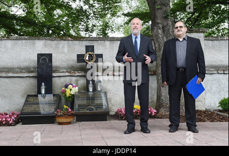 Atto commemorativo per le vittime di giugno 1945 massacro in cui 265 tedeschi, slovacchi e ungheresi furono uccisi, ha avuto luogo presso il cimitero di Prerov, Repubblica Ceca Domenica, 18 giugno 2017. Il massacro si è verificato su una collina nei pressi di Prerov nella notte a Giugno 19, 1945, uccidendo 120 donne, 72 uomini e 75 bambini neonati compresi. Essi sono stati tedeschi dei Carpazi dalla Slovacchia, slovacca ungheresi e slovacchi che stavano tornando a casa dalla guerra. Il loro treno è stato avvistato da soldati di un cecoslovacco battaglione di fanteria. " Essi spietatamente tirato fuori del treno e li trascinava su per la collina fino alla loro esecuzione,' Foto Stock