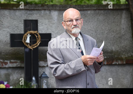 Atto commemorativo per le vittime di giugno 1945 massacro in cui 265 tedeschi, slovacchi e ungheresi furono uccisi, ha avuto luogo presso il cimitero di Prerov, Repubblica Ceca Domenica, 18 giugno 2017. Il massacro si è verificato su una collina nei pressi di Prerov nella notte a Giugno 19, 1945, uccidendo 120 donne, 72 uomini e 75 bambini neonati compresi. Essi sono stati tedeschi dei Carpazi dalla Slovacchia, slovacca ungheresi e slovacchi che stavano tornando a casa dalla guerra. Il loro treno è stato avvistato da soldati di un cecoslovacco battaglione di fanteria. " Essi spietatamente tirato fuori del treno e li trascinava su per la collina fino alla loro esecuzione,' Foto Stock