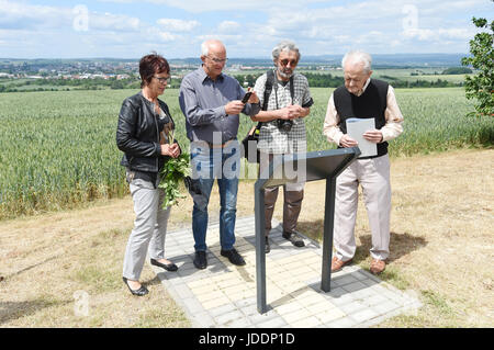 Atto commemorativo per le vittime di giugno 1945 massacro in cui 265 tedeschi, slovacchi e ungheresi furono uccisi, ha avuto luogo presso il cimitero di Prerov, Repubblica Ceca Domenica, 18 giugno 2017. Il massacro si è verificato su una collina nei pressi di Prerov nella notte a Giugno 19, 1945, uccidendo 120 donne, 72 uomini e 75 bambini neonati compresi. Essi sono stati tedeschi dei Carpazi dalla Slovacchia, slovacca ungheresi e slovacchi che stavano tornando a casa dalla guerra. Il loro treno è stato avvistato da soldati di un cecoslovacco battaglione di fanteria. " Essi spietatamente tirato fuori del treno e li trascinava su per la collina fino alla loro esecuzione,' Foto Stock