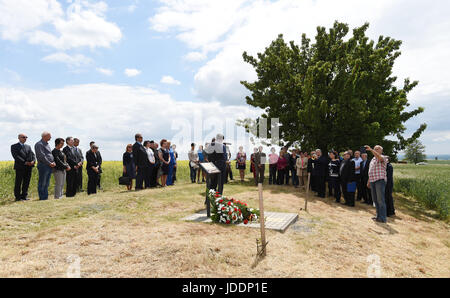 Atto commemorativo per le vittime di giugno 1945 massacro in cui 265 tedeschi, slovacchi e ungheresi furono uccisi, ha avuto luogo presso il cimitero di Prerov, Repubblica Ceca Domenica, 18 giugno 2017. Il massacro si è verificato su una collina nei pressi di Prerov nella notte a Giugno 19, 1945, uccidendo 120 donne, 72 uomini e 75 bambini neonati compresi. Essi sono stati tedeschi dei Carpazi dalla Slovacchia, slovacca ungheresi e slovacchi che stavano tornando a casa dalla guerra. Il loro treno è stato avvistato da soldati di un cecoslovacco battaglione di fanteria. " Essi spietatamente tirato fuori del treno e li trascinava su per la collina fino alla loro esecuzione,' Foto Stock