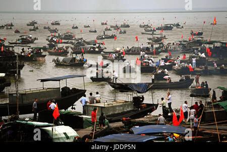 Shangrao, la Cina della provincia di Jiangxi. Xx Giugno, 2017. Barche da pesca lasciare il porto per la pesca in Kangshan township di Yugan County, Cina orientale della provincia di Jiangxi, 20 giugno 2017.Il lago Poyang ha visto un termine di tre mesi di durata del divieto di pesca il martedì. Credit: Wan Xiang/Xinhua/Alamy Live News Foto Stock