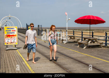 Sefton, Merseyside, Regno Unito. Regno Unito Meteo. Xx Giugno, 2017. Venti leggeri e lacunose nuvole sul lungomare di Southport come pier strolllers godere la brezza del mare off sul mare irlandese. Patchy nuvole stanno dando un po' di sollievo dalle alte temperature, come villeggianti e turisti promenade giù il più lungo il molo di ferro nel Regno Unito. Il credito;MediaWorldImages/AlamyLiveNews. Foto Stock