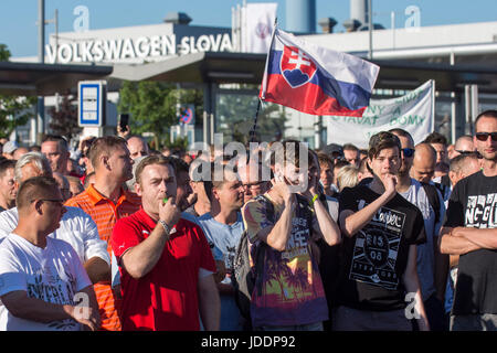 Bratislava, Slovacchia. Xx Giugno, 2017. I dipendenti dell'impianto slovacca della casa automobilistica tedesca Volkswagen ha cominciato un numero illimitato di sciopero per protestare contro la gestione il rifiuto di aumentare i salari come richiesto dai sindacati di Bratislava, Slovacchia, 20 giugno 2017. Le linee di assemblaggio sono stati interrotti e diverse migliaia di dipendenti si sono riuniti al di fuori dell'impianto, tenendo le bandiere in mani. Questo è il primo sciopero presso la divisione slovacca di Volkswagen sin dalla sua istituzione nel 1991 così come una delle più grandi manifestazioni di protesta del suo genere nella storia moderna della Slovacchia. Credito: CTK/Alamy Live News Foto Stock