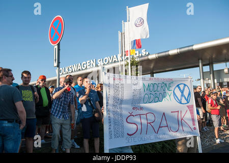 Bratislava, Slovacchia. Xx Giugno, 2017. I dipendenti dell'impianto slovacca della casa automobilistica tedesca Volkswagen ha cominciato un numero illimitato di sciopero per protestare contro la gestione il rifiuto di aumentare i salari come richiesto dai sindacati di Bratislava, Slovacchia, 20 giugno 2017. Le linee di assemblaggio sono stati interrotti e diverse migliaia di dipendenti si sono riuniti al di fuori dell'impianto, tenendo le bandiere in mani. Questo è il primo sciopero presso la divisione slovacca di Volkswagen sin dalla sua istituzione nel 1991 così come una delle più grandi manifestazioni di protesta del suo genere nella storia moderna della Slovacchia. Credito: CTK/Alamy Live News Foto Stock