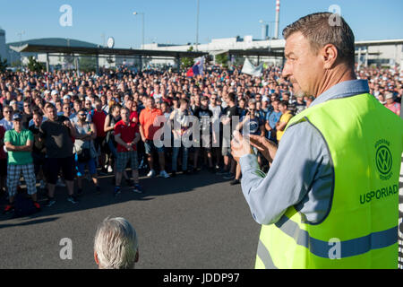 Bratislava, Slovacchia. Xx Giugno, 2017. I dipendenti dell'impianto slovacca della casa automobilistica tedesca Volkswagen ha cominciato un numero illimitato di sciopero per protestare contro la gestione il rifiuto di aumentare i salari come richiesto dai sindacati di Bratislava, Slovacchia, 20 giugno 2017. Le linee di assemblaggio sono stati interrotti e diverse migliaia di dipendenti si sono riuniti al di fuori dell'impianto, tenendo le bandiere in mani. Questo è il primo sciopero presso la divisione slovacca di Volkswagen sin dalla sua istituzione nel 1991 così come una delle più grandi manifestazioni di protesta del suo genere nella storia moderna della Slovacchia. Credito: CTK/Alamy Live News Foto Stock