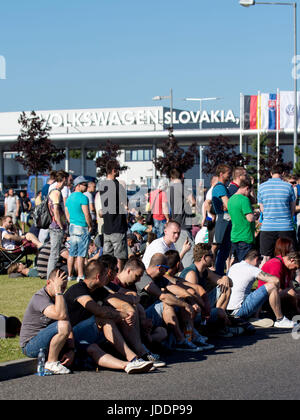 Bratislava, Slovacchia. Xx Giugno, 2017. I dipendenti dell'impianto slovacca della casa automobilistica tedesca Volkswagen ha cominciato un numero illimitato di sciopero per protestare contro la gestione il rifiuto di aumentare i salari come richiesto dai sindacati di Bratislava, Slovacchia, 20 giugno 2017. Le linee di assemblaggio sono stati interrotti e diverse migliaia di dipendenti si sono riuniti al di fuori dell'impianto, tenendo le bandiere in mani. Questo è il primo sciopero presso la divisione slovacca di Volkswagen sin dalla sua istituzione nel 1991 così come una delle più grandi manifestazioni di protesta del suo genere nella storia moderna della Slovacchia. Credito: CTK/Alamy Live News Foto Stock