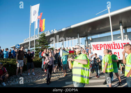 Bratislava, Slovacchia. Xx Giugno, 2017. I dipendenti dell'impianto slovacca della casa automobilistica tedesca Volkswagen ha cominciato un numero illimitato di sciopero per protestare contro la gestione il rifiuto di aumentare i salari come richiesto dai sindacati di Bratislava, Slovacchia, 20 giugno 2017. Le linee di assemblaggio sono stati interrotti e diverse migliaia di dipendenti si sono riuniti al di fuori dell'impianto, tenendo le bandiere in mani. Questo è il primo sciopero presso la divisione slovacca di Volkswagen sin dalla sua istituzione nel 1991 così come una delle più grandi manifestazioni di protesta del suo genere nella storia moderna della Slovacchia. Credito: CTK/Alamy Live News Foto Stock