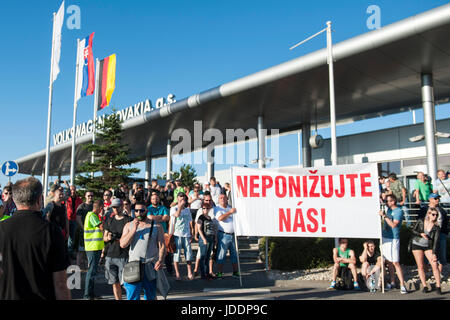 Bratislava, Slovacchia. Xx Giugno, 2017. I dipendenti dell'impianto slovacca della casa automobilistica tedesca Volkswagen ha cominciato un numero illimitato di sciopero per protestare contro la gestione il rifiuto di aumentare i salari come richiesto dai sindacati di Bratislava, Slovacchia, 20 giugno 2017. Le linee di assemblaggio sono stati interrotti e diverse migliaia di dipendenti si sono riuniti al di fuori dell'impianto, tenendo le bandiere in mani. Questo è il primo sciopero presso la divisione slovacca di Volkswagen sin dalla sua istituzione nel 1991 così come una delle più grandi manifestazioni di protesta del suo genere nella storia moderna della Slovacchia. Credito: CTK/Alamy Live News Foto Stock