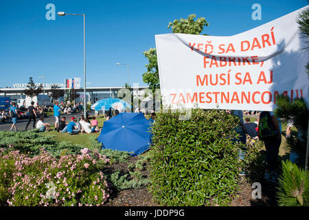 Bratislava, Slovacchia. Xx Giugno, 2017. I dipendenti dell'impianto slovacca della casa automobilistica tedesca Volkswagen ha cominciato un numero illimitato di sciopero per protestare contro la gestione il rifiuto di aumentare i salari come richiesto dai sindacati di Bratislava, Slovacchia, 20 giugno 2017. Le linee di assemblaggio sono stati interrotti e diverse migliaia di dipendenti si sono riuniti al di fuori dell'impianto, tenendo le bandiere in mani. Questo è il primo sciopero presso la divisione slovacca di Volkswagen sin dalla sua istituzione nel 1991 così come una delle più grandi manifestazioni di protesta del suo genere nella storia moderna della Slovacchia. Credito: CTK/Alamy Live News Foto Stock