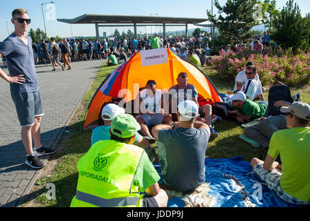 Bratislava, Slovacchia. Xx Giugno, 2017. I dipendenti dell'impianto slovacca della casa automobilistica tedesca Volkswagen ha cominciato un numero illimitato di sciopero per protestare contro la gestione il rifiuto di aumentare i salari come richiesto dai sindacati di Bratislava, Slovacchia, 20 giugno 2017. Le linee di assemblaggio sono stati interrotti e diverse migliaia di dipendenti si sono riuniti al di fuori dell'impianto, tenendo le bandiere in mani. Questo è il primo sciopero presso la divisione slovacca di Volkswagen sin dalla sua istituzione nel 1991 così come una delle più grandi manifestazioni di protesta del suo genere nella storia moderna della Slovacchia. Credito: CTK/Alamy Live News Foto Stock