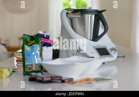 Seesen, Germania. 12 Giugno, 2017. Rendendo i biscotti con una macchina Thermomix, in Germania, città di Seesen, 12. Giugno 2017. Foto: Frank può | in tutto il mondo di utilizzo/dpa/Alamy Live News Foto Stock