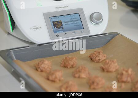 Seesen, Germania. 12 Giugno, 2017. Rendendo i biscotti con una macchina Thermomix, in Germania, città di Seesen, 12. Giugno 2017. Foto: Frank può | in tutto il mondo di utilizzo/dpa/Alamy Live News Foto Stock