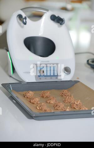 Seesen, Germania. 12 Giugno, 2017. Rendendo i biscotti con una macchina Thermomix, in Germania, città di Seesen, 12. Giugno 2017. Foto: Frank può | in tutto il mondo di utilizzo/dpa/Alamy Live News Foto Stock