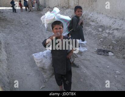 A Kabul, Afghanistan. Xx Giugno, 2017. Un Afghan bambini sfollati borse per il trasporto sul loro dorso a Kabul, Afghanistan, Giugno 20, 2017, la Giornata Mondiale del Rifugiato. Più di 1,1 milioni di persone sono state sfollate a causa del conflitto negli ultimi 16 anni in Afghanistan, compresi più di 600.000 persone nel 2016, secondo le statistiche ufficiali. Credito: Xinhua/Alamy Live News Foto Stock