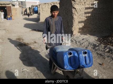 A Kabul, Afghanistan. Xx Giugno, 2017. Un sfollati afghani bambino spinge un carrello a mano a Kabul, Afghanistan, Giugno 20, 2017, la Giornata Mondiale del Rifugiato. Più di 1,1 milioni di persone sono state sfollate a causa del conflitto negli ultimi 16 anni in Afghanistan, compresi più di 600.000 persone nel 2016, secondo le statistiche ufficiali. Credito: Xinhua/Alamy Live News Foto Stock