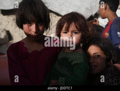 A Kabul, Afghanistan. Xx Giugno, 2017. Afghan bambini sfollati sono visti a Kabul, Afghanistan, Giugno 20, 2017, la Giornata Mondiale del Rifugiato. Più di 1,1 milioni di persone sono state sfollate a causa del conflitto negli ultimi 16 anni in Afghanistan, compresi più di 600.000 persone nel 2016, secondo le statistiche ufficiali. Credito: Xinhua/Alamy Live News Foto Stock
