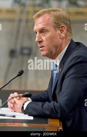 Patrick M. Shanahan appare prima del senato degli Stati Uniti Comitato sui servizi armati per la sua designazione a essere noi Vice Segretario della Difesa a Capitol Hill in Washington, DC martedì, 20 giugno 2017. Credito: Ron Sachs/CNP /MediaPunch Foto Stock