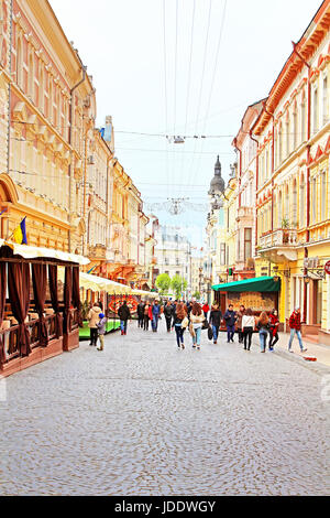 CHERNIVTSI, Ucraina - 22 Aprile 2017: la strada pedonale di nome Olga Kobylianska. Architettura in città vecchia Chernivtsi. L'Ucraina occidentale Foto Stock