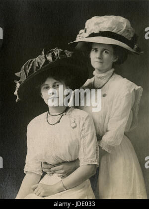 Antique c1910 fotografia, madre e daugher in Edwardian abbigliamento. La posizione è probabilmente Mankato, Minnesota. Fonte: fotografia originale. Foto Stock