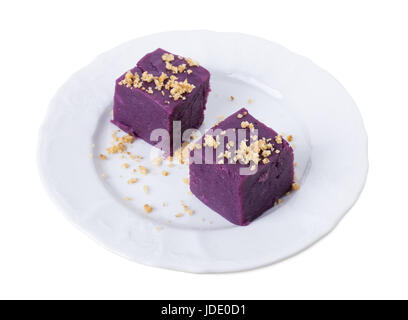 In stile georgiano tradizionale dessert dalle uve e noci. Isolato su uno sfondo bianco. Foto Stock