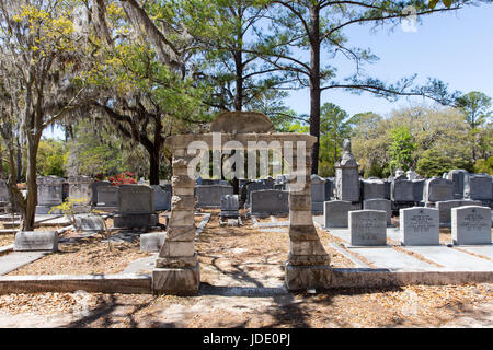 Savannah, GA - Marzo 28, 2017: sezione ebraica della storica cimitero Bonaventura, Savannah. Il cancello è in conformità con la tradizione ebraica e la CE Foto Stock