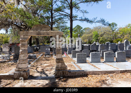 Savannah, GA - Marzo 28, 2017: sezione ebraica della storica cimitero Bonaventura, Savannah. Il cancello è in conformità con la tradizione ebraica e la CE Foto Stock