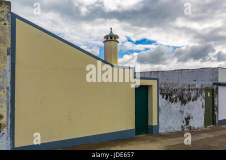 Architettura non convenzionale a Ponta Delgada. Ponta Delgada sull'isola di Sao Miguel è la capitale delle Azzorre. Foto Stock