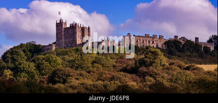 Panorama di Bolsover Castle nel Derbyshire Inghilterra,utilizzato con effetto colore. Foto Stock