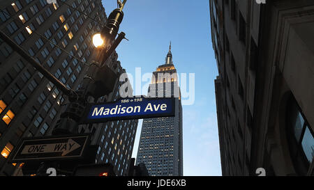 La città di New York Madison Avenue strada segno al crepuscolo Foto Stock