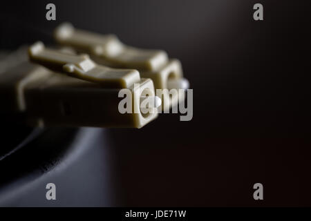 Cavo a fibra ottica. Connettore LC, macro closeup, sfondo sfocato, fibra a casa internet FTTH Foto Stock