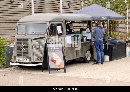 Wisley, Surrey, Regno Unito - 30 Aprile 2017: il fornitore che serve cibo caldo a un cliente Foto Stock