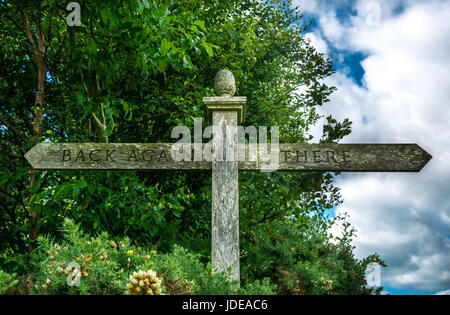 Insolito cartello in legno rivolti in direzioni opposte, con sottotitoli di The Hobbit, andata e ritorno, da JRR Tolkien, East Lothian, Scozia, Regno Unito Foto Stock