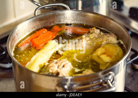 Preparazione del brodo di pollo con verdure. Cucina polacca. Foto Stock