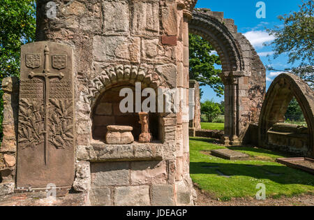 Archi in rovina, alcova e lapide, cappella di San Baldred, Tyninghame House Gardens, East Lothian, Scozia, Regno Unito Foto Stock