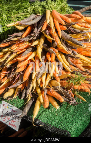 Pila di organico rainbow carote in un mercato degli agricoltori in Issaquah, Washington, Stati Uniti d'America Foto Stock