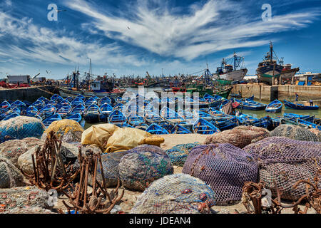 Barca a remi di barche da pesca nel porto di Essaouira, sito patrimonio mondiale dell'UNESCO, Essaouira, Marocco, Africa Foto Stock