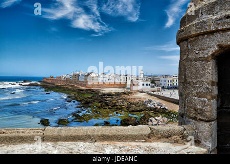 Il baluardo storico e medina di Essaouira visto dal sito dell'oceano, sito patrimonio mondiale dell'UNESCO, Marocco, Africa Foto Stock