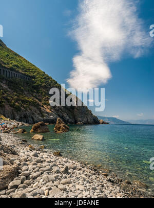 Costa rocciosa lungo 'Costa Viola" nei pressi di Palmi, nella regione Calabria (Italia meridionale) Foto Stock