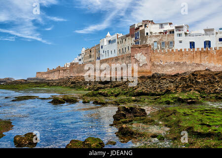 Il baluardo storico e medina di Essaouira visto dal sito dell'oceano, sito patrimonio mondiale dell'UNESCO, Marocco, Africa Foto Stock