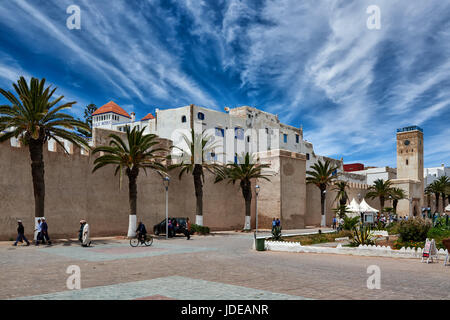 Avenue Oqba Ibn Nafiaa nella medina di Essaouira, sito patrimonio mondiale dell'UNESCO, Marocco, Africa Foto Stock