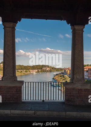 Scorcio del fiume Ticino in Pavia attraverso le aperture del Ponte Coperto Foto Stock