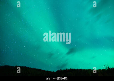 Le luci del nord vengono visualizzati in remoto paese chiamato anche l'Aurora Boreale Foto Stock