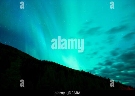 Le luci del nord vengono visualizzati in remoto paese chiamato anche l'Aurora Boreale Foto Stock