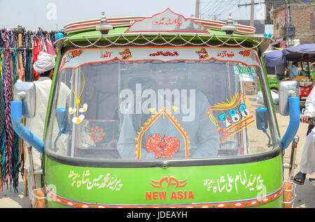 Rikshaws nelle strade di Lahore Punjab, Pakistan il 22 maggio 2017 Foto Stock