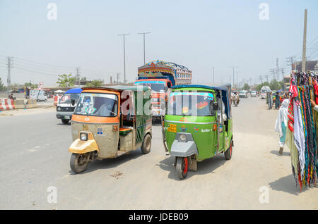 Rikshaws nelle strade di Lahore Punjab, Pakistan il 22 maggio 2017 Foto Stock