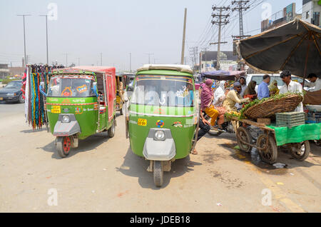 Rikshaws nelle strade di Lahore Punjab, Pakistan il 22 maggio 2017 Foto Stock