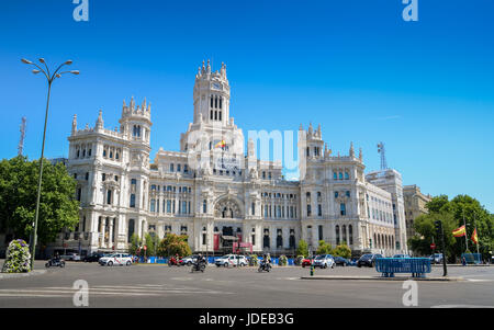 Un banner accogliendo i rifugiati pende dal Cibele Palace Madrid municipio della città sulla Plaza de Cibeles, Madrid, Spagna Foto Stock