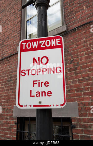 Segno per la zona di traino nessun arresto fire lane nello storico centro cittadino di Boston STATI UNITI D'AMERICA Foto Stock
